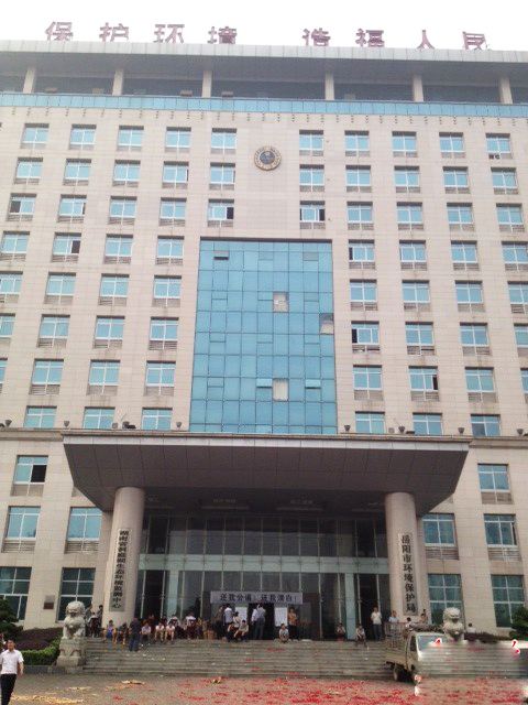 濮陽市環保局安裝防靜電地板，鄭州防靜電地板安裝案例，【鄭州波鼎防靜電地板有限公司】銷售熱線:13526480830.廠家直銷陶瓷防靜電地板,全鋼防靜電地板,硫酸鈣防靜電地板.PVC防靜電地板供應商,主要用于計算機機房,通訊機房,潔凈廠房及現代化智能化樓宇等場所,歡迎咨詢。